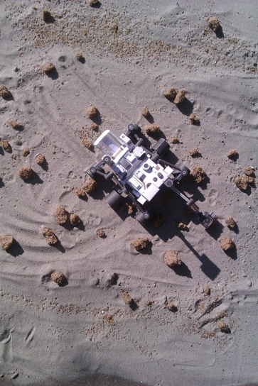 Rover Curiosity od papira "na Marsu"